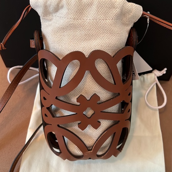 Loewe x Paula’s Ibiza Cutout Anagram Pocket Crossbody Bag- New with tags - Picture 8 of 16